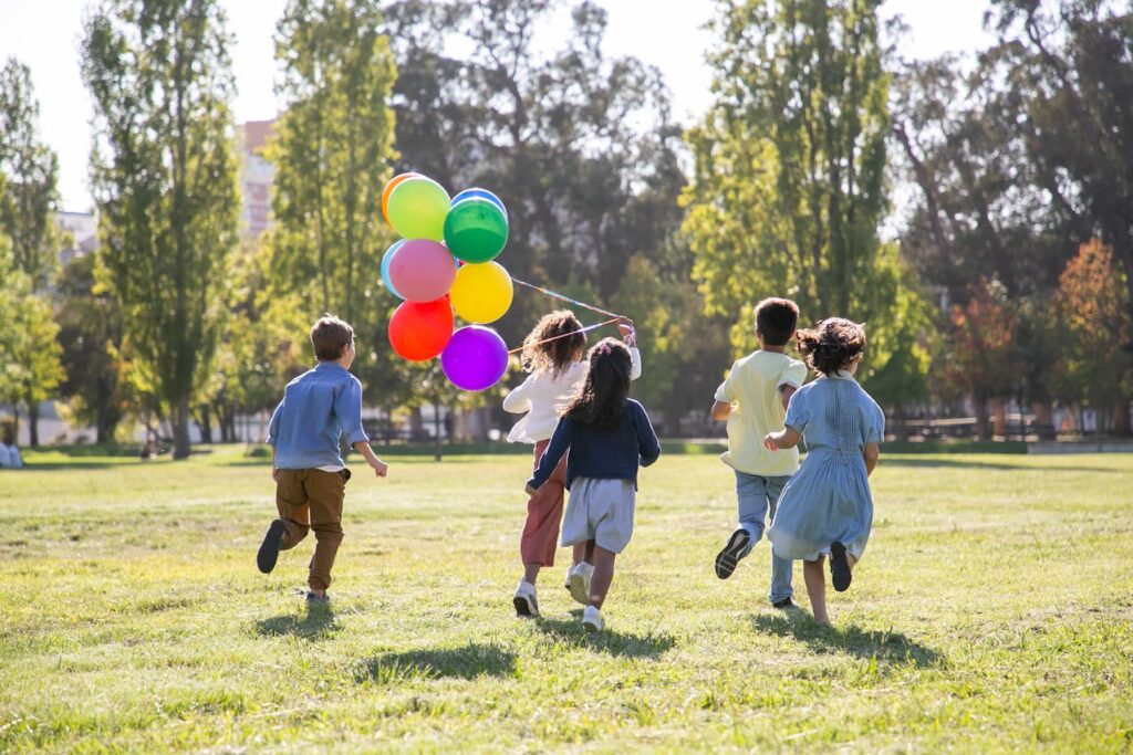 Photo d'un groupe d'enfants s'amusant à un évènement de Jardins Parallèles à Bordeaux.