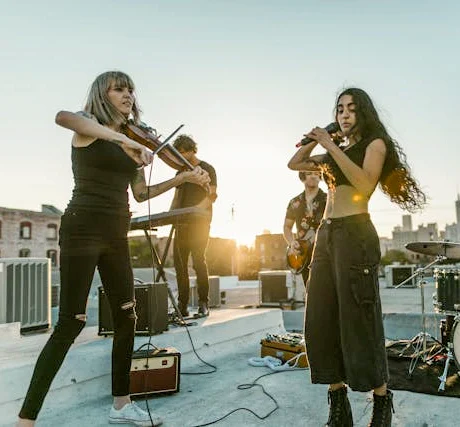 Photo d'un groupe de musique performant pendant le festival Jardins Parallèles à Bordeaux.