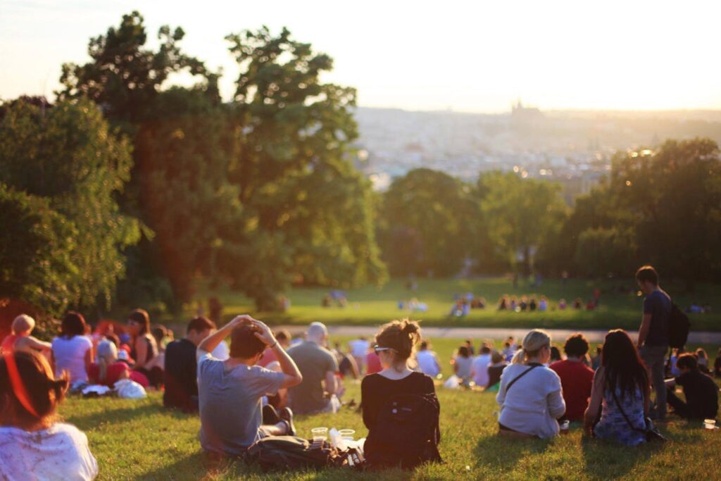 Photo de personnes assises dans un parc à un évènement de Jardins Parallèles à Bordeaux.
