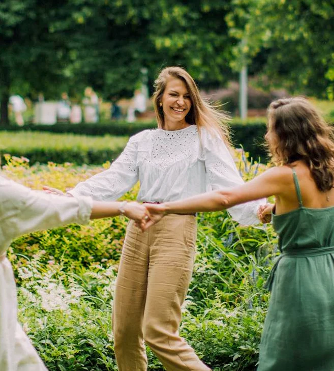 Photo de Perrine Feuillade dansant pendant le festival Jardins Parallèles à Bordeaux.