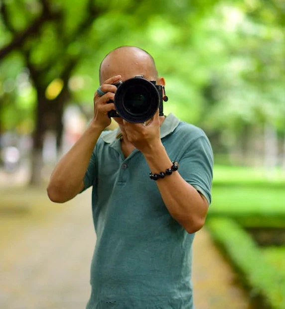 Photo de Léo Dujardin, participant à la photographie pendant le festival Jardins Parallèles à Bordeaux.